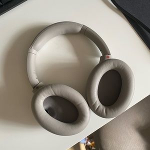 Sony - WH1000XM4 Wireless Noise-Cancelling Over-the-Ear Headphones - Silver